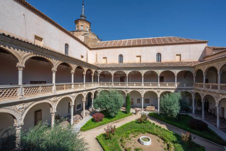 Téléchargez les photos : Toledo (Espagne) - 29 mars 2019 : Santa Cruz Museum Courtyard - Toledo (Espagne) - en image libre de droit