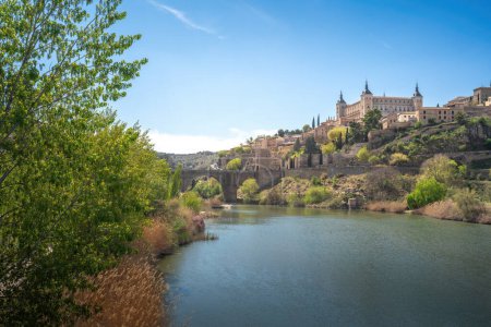 Téléchargez les photos : Toledo Skyline avec Alcazar de Tolède et Tage - Tolède, Espagne - en image libre de droit