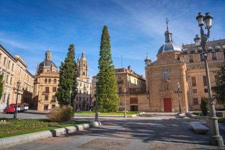 Téléchargez les photos : Place Anaya avec Palais Anaya et Eglise La Clerecia - Salamanque, Espagne - en image libre de droit