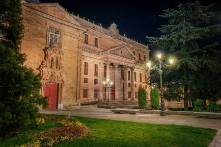 Téléchargez les photos : Anaya Palace la nuit - Salamanque, Espagne - en image libre de droit