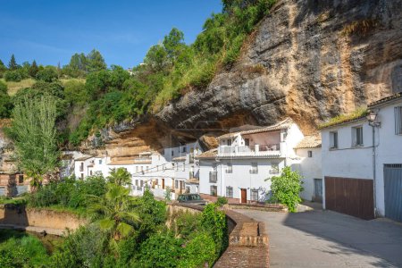 Téléchargez les photos : Calle Jaboneria Street avec logements Rocks - Setenil de las Bodegas, Andalousie, Espagne - en image libre de droit