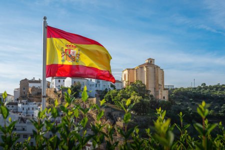 Téléchargez les photos : Drapeau de l'Espagne et église de la Encarnacion - Setenil de las Bodegas, Andalousie, Espagne - en image libre de droit