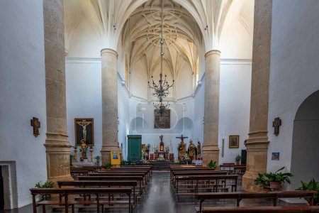 Téléchargez les photos : Andalousie, Espagne - 8 mai 2019 : Eglise de la Encarnacion Interior - Setenil de las Bodegas, Andalousie, Espagne - en image libre de droit