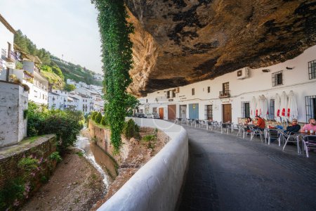 Téléchargez les photos : Andalousie, Espagne - 7 mai 2019 : Calle Cuevas del Sol Street with Rocks Habitations et restaurants - Setenil de las Bodegas, Andalousie, Espagne - en image libre de droit