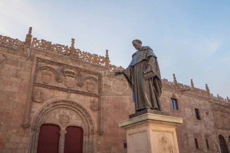 Téléchargez les photos : Salamanque, Espagne - 16 mars 2019 : Statue Fray Luis de Leon devant l'ancien bâtiment de l'Université de Salamanque - Salamanque, Espagne - en image libre de droit