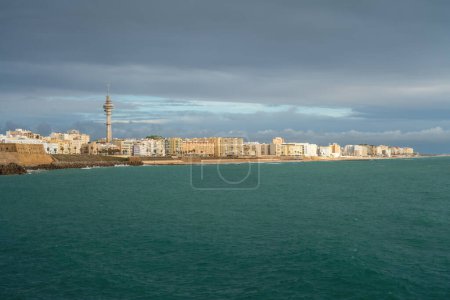 Foto de Skyline Cádiz con Torre Tavira II - Cádiz, Andalucía, España - Imagen libre de derechos