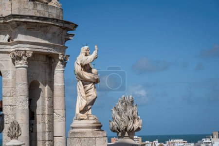 Téléchargez les photos : Statue de Jésus au sommet de la cathédrale de Cadix - Cadix, Andalousie, Espagne - en image libre de droit