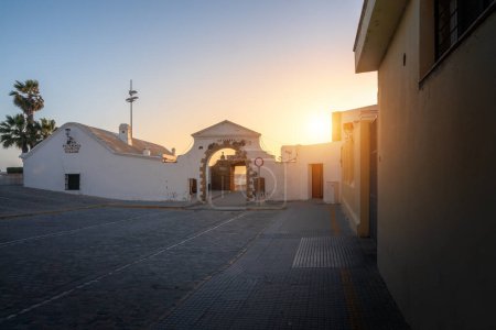 Téléchargez les photos : Puerta de la Caleta (Porte de la Caleta) au coucher du soleil - accès au Château de San Sebastian - Cadix, Andalousie, Espagne - en image libre de droit