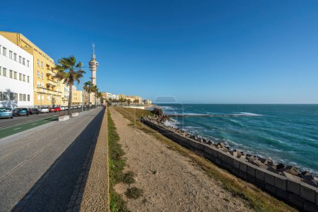 Foto de Paseo del Vendaval con Torre Tavira II - Cádiz, Andalucía, España - Imagen libre de derechos
