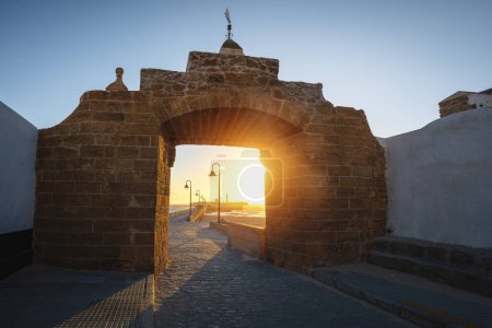 Téléchargez les photos : Puerta de la Caleta (Porte de la Caleta) au coucher du soleil - accès au Château de San Sebastian - Cadix, Andalousie, Espagne - en image libre de droit