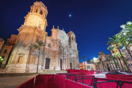 Téléchargez les photos : Cathédrale de Cadix la nuit - Cadix, Andalousie, Espagne - en image libre de droit