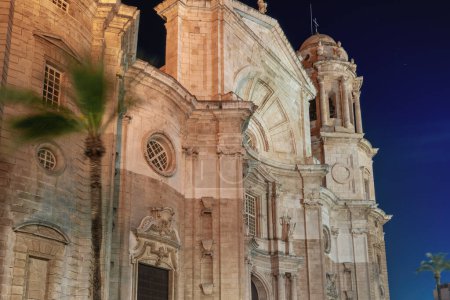 Téléchargez les photos : Façade de la cathédrale de Cadix la nuit - Cadix, Andalousie, Espagne - en image libre de droit