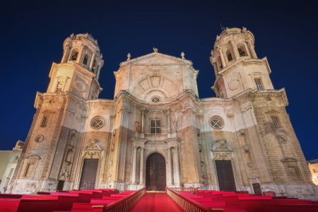 Téléchargez les photos : Façade de la cathédrale de Cadix la nuit - Cadix, Andalousie, Espagne - en image libre de droit