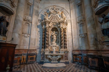 Téléchargez les photos : Cadix, Espagne - 9 avril 2019 : Chapelle de l'Assomption à la cathédrale de Cadix - Cadix, Andalousie, Espagne - en image libre de droit