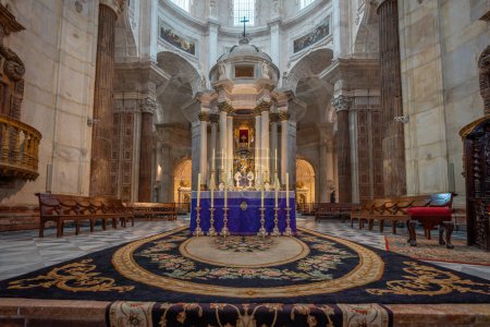 Téléchargez les photos : Cadix, Espagne - 9 avril 2019 : Autel principal de la cathédrale de Cadix - Cadix, Andalousie, Espagne - en image libre de droit