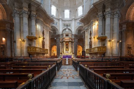 Téléchargez les photos : Cadix, Espagne - 9 avril 2019 : Intérieur de la cathédrale de Cadix avec nef et autel principal- Cadix, Andalousie, Espagne - en image libre de droit
