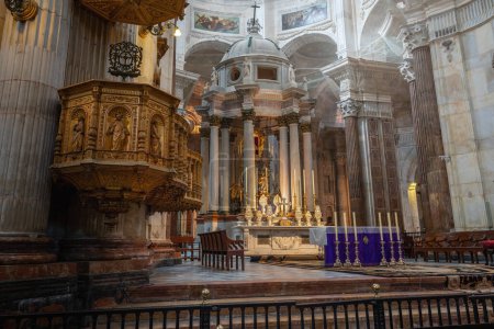 Téléchargez les photos : Cadix, Espagne - 9 avril 2019 : Autel principal de la cathédrale de Cadix - Cadix, Andalousie, Espagne - en image libre de droit