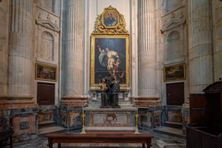 Téléchargez les photos : Cadix, Espagne - 9 avril 2019 : Chapelle de l'ange gardien à la cathédrale de Cadix - Cadix, Andalousie, Espagne - en image libre de droit