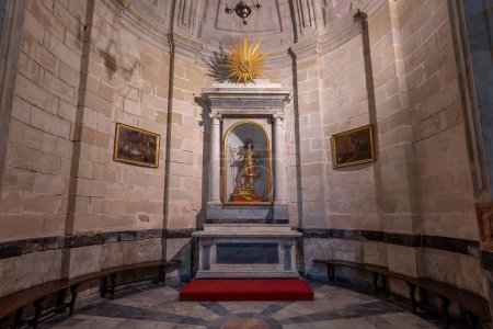 Téléchargez les photos : Cadix, Espagne - 9 avril 2019 : Chapelle San Servatius (San Servando) à la cathédrale de Cadix - Cadix, Andalousie, Espagne - en image libre de droit