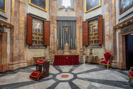 Téléchargez les photos : Cadix, Espagne - 9 avril 2019 : Chapelle des reliques à la cathédrale de Cadix - Cadix, Andalousie, Espagne - en image libre de droit