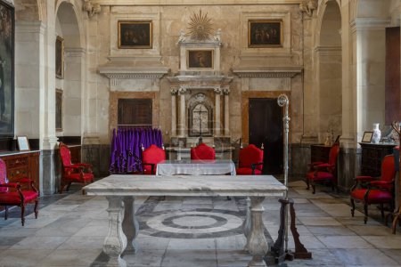 Téléchargez les photos : Cadix, Espagne - 9 avril 2019 : Sacristie à la cathédrale de Cadix - Cadix, Andalousie, Espagne - en image libre de droit