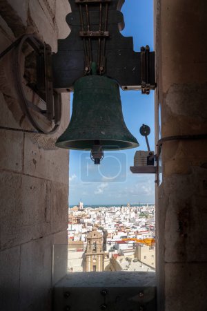 Téléchargez les photos : Cadix, Espagne - 9 avril 2019 : Cloche de la cathédrale de Cadix - Cadix, Andalousie, Espagne - en image libre de droit
