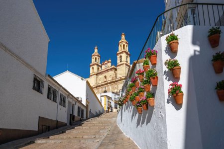 Kirche Nuestra Senora de la Encarnacion und Treppen mit Blumentöpfen - Olvera, Andalusien, Spanien