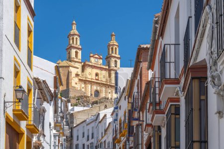 Téléchargez les photos : Rue avec Eglise de Nuestra Senora de la Encarnacion - Olvera, Andalousie, Espagne - en image libre de droit