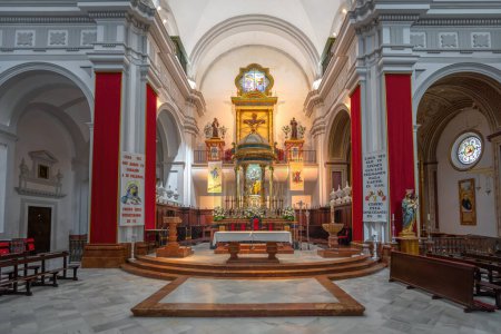 Téléchargez les photos : Olvera, Espagne - 12 mai 2019 : Autel de l'église de Nuestra Senora de la Encarnacion - Olvera, Andalousie, Espagne - en image libre de droit
