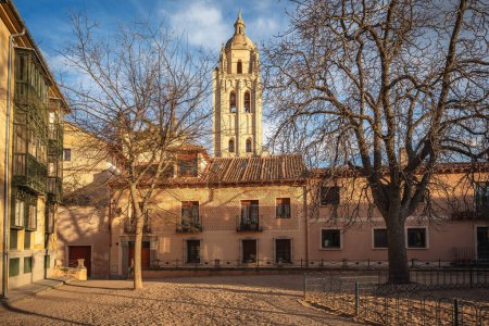 Foto de Plaza de la Merced con Torre de la Catedral de Segovia - Segovia, España - Imagen libre de derechos