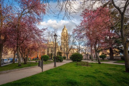 Téléchargez les photos : Plaza de la Merced Square avec cathédrale de Ségovie - Ségovie, Espagne - en image libre de droit