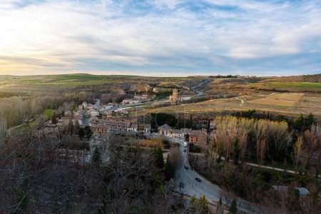 Téléchargez les photos : Vue aérienne depuis le belvédère de la vallée d'Eresma avec l'église Vera Cruz - Ségovie, Espagne - en image libre de droit