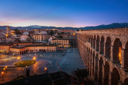 Foto de Acueducto de Segovia y Plaza Oriental al atardecer - Segovia, España - Imagen libre de derechos