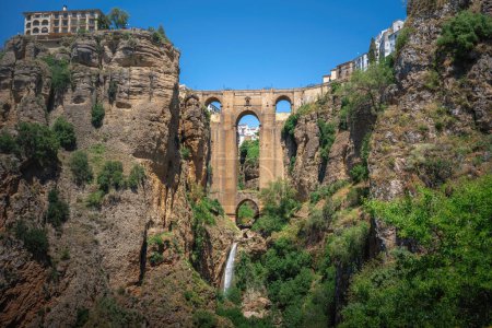 Téléchargez les photos : Pont Puente Nuevo avec Gorge El Tajo et Cascade - Ronda, Andalousie, Espagne - en image libre de droit