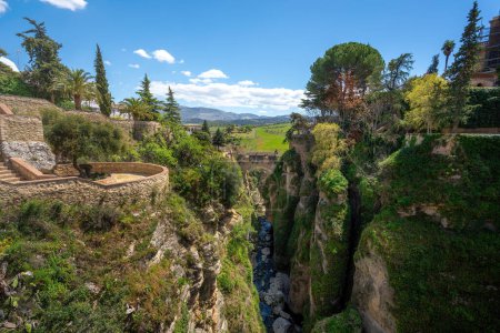 Téléchargez les photos : Jardins de Cuenca et pont Puente Viejo au canyon El Tajo - Ronda, Andalousie, Espagne - en image libre de droit