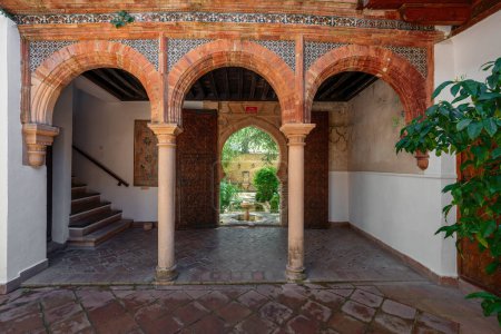 Foto de Ronda, España - 28-abr-2019: Arcos del patio interior en el Palacio y Museo Mondragón Interior - Ronda, Andalucía, España - Imagen libre de derechos