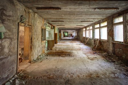 Téléchargez les photos : Tchernobyl, Ukraine - 07 août 2019 : Ecole abandonnée du district 3 - Pripyat, zone d'exclusion de Tchernobyl, Ukraine - en image libre de droit