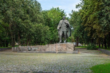 Foto de Minsk, Bielorrusia - 30 de julio de 2019: Yanka Kupala monument at Janka Kupala Park - Minsk, Bielorrusia - Imagen libre de derechos