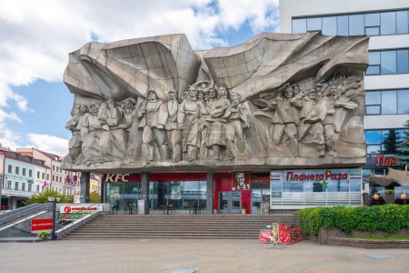 Foto de Minsk, Bielorrusia - 31 de julio de 2019: Escultura soviética solidaria sobre el restaurante de comida rápida KFC - Minsk, Bielorrusia - Imagen libre de derechos