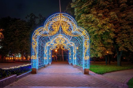 Foto de Túnel de metal iluminado en Janka Kupala Park - Minsk, Bielorrusia - Imagen libre de derechos