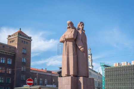 Foto de Riga, Letonia - 13 de julio de 2019: Monumento a los fusileros de Letonia - Riga, Letonia - Imagen libre de derechos