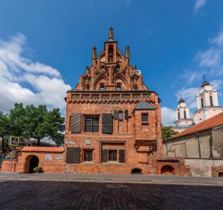 Foto de Kaunas, Lituania - 26 de julio de 2019: Casa de Perkunas - Kaunas, Lituania - Imagen libre de derechos