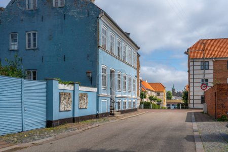 Téléchargez les photos : Elsinore Street avec le château de Kronborg sur fond - Helsingor, Danemark - en image libre de droit