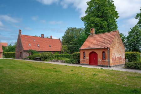 Téléchargez les photos : Petite maison à St. Mary Church grounds ancien Prieuré des Carmélites - Helsingor, Danemark - en image libre de droit