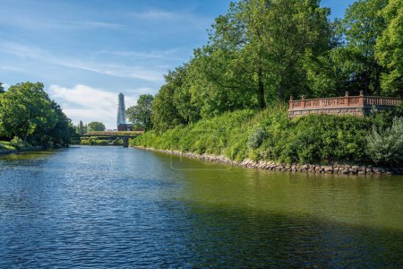 Foto de Parque Kungsparken con torso giratorio en segundo plano - Malmo, Suecia - Imagen libre de derechos