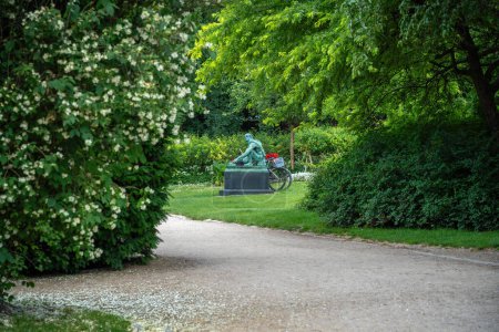 Téléchargez les photos : Copenhague, Danemark - 22 juin 2019 : The Grinder Statue (Sliberen) at Orsted Park - Copenhague, Danemark - en image libre de droit