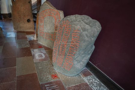 Téléchargez les photos : Copenhague, Danemark - 26 juin 2019 : Runestones au Musée national du Danemark - Copenhague, Danemark - en image libre de droit