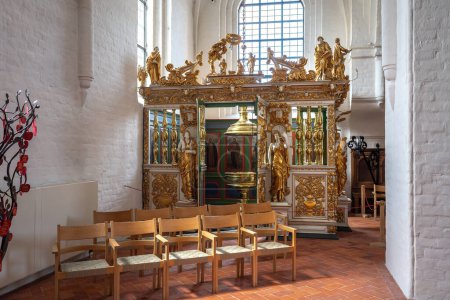 Téléchargez les photos : Elsinore, Danemark - 27 juin 2019 : Fonte baptismale de l'église St. Olafs - Helsingor, Danemark - en image libre de droit