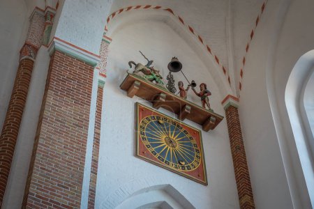 Foto de Roskilde, Dinamarca - 25 de junio de 2019: Reloj con San Jorge y el Dragón en la Catedral de Roskilde Interior - Roskilde, Dinamarca - Imagen libre de derechos