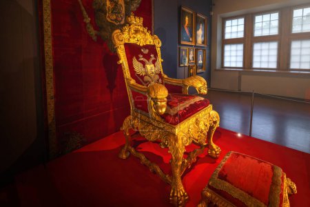 Téléchargez les photos : Helsinki, Finlande - 02 juil.2019 : Le trône impérial au Musée national de Finlande - Helsinki, Finlande - en image libre de droit